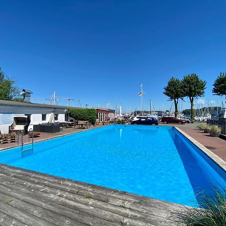 Отель Hausboot Mit Traumlage In Luebeck-Travemuende Экстерьер фото