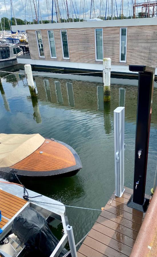 Отель Hausboot Mit Traumlage In Luebeck-Travemuende Экстерьер фото