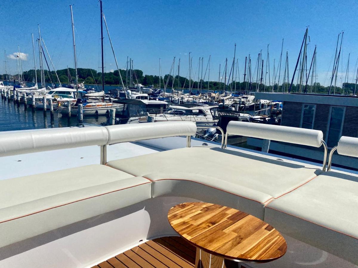 Отель Hausboot Mit Traumlage In Luebeck-Travemuende Экстерьер фото