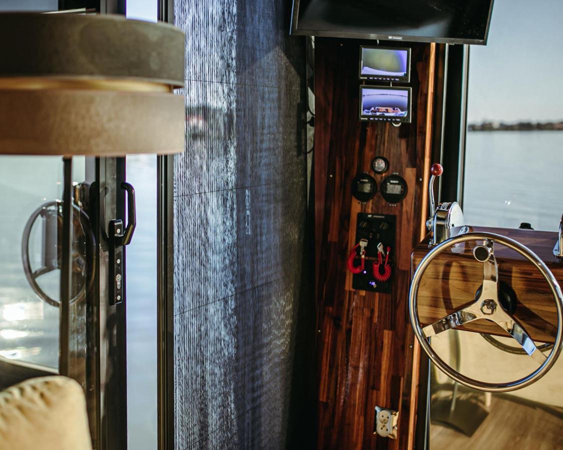 Отель Hausboot Mit Traumlage In Luebeck-Travemuende Экстерьер фото