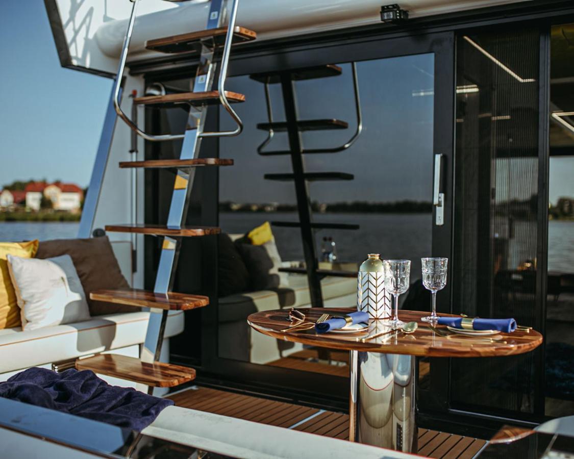 Отель Hausboot Mit Traumlage In Luebeck-Travemuende Экстерьер фото