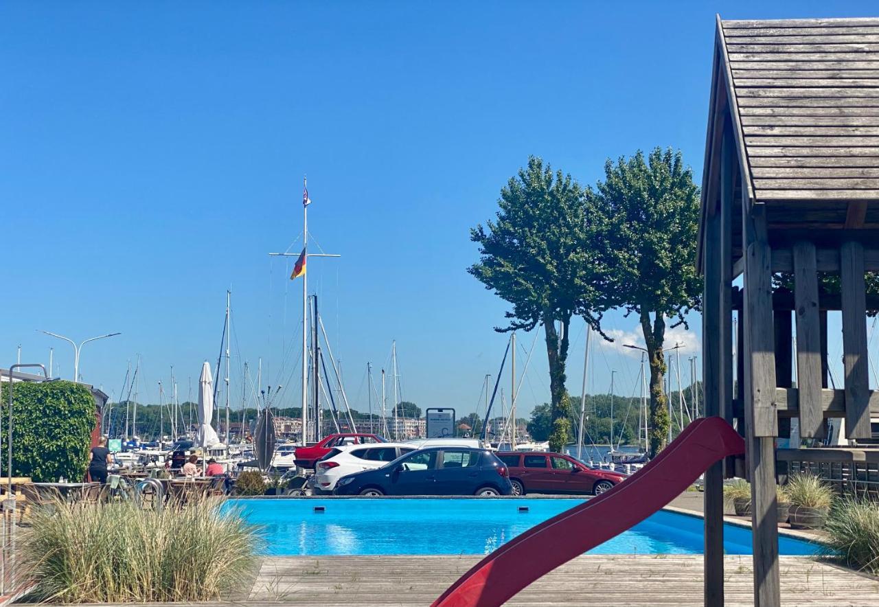 Отель Hausboot Mit Traumlage In Luebeck-Travemuende Экстерьер фото