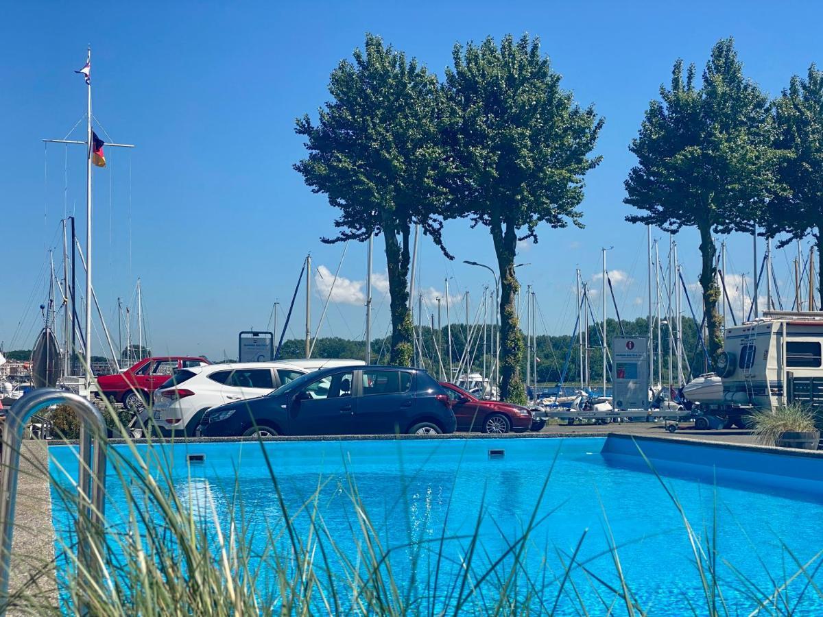 Отель Hausboot Mit Traumlage In Luebeck-Travemuende Экстерьер фото