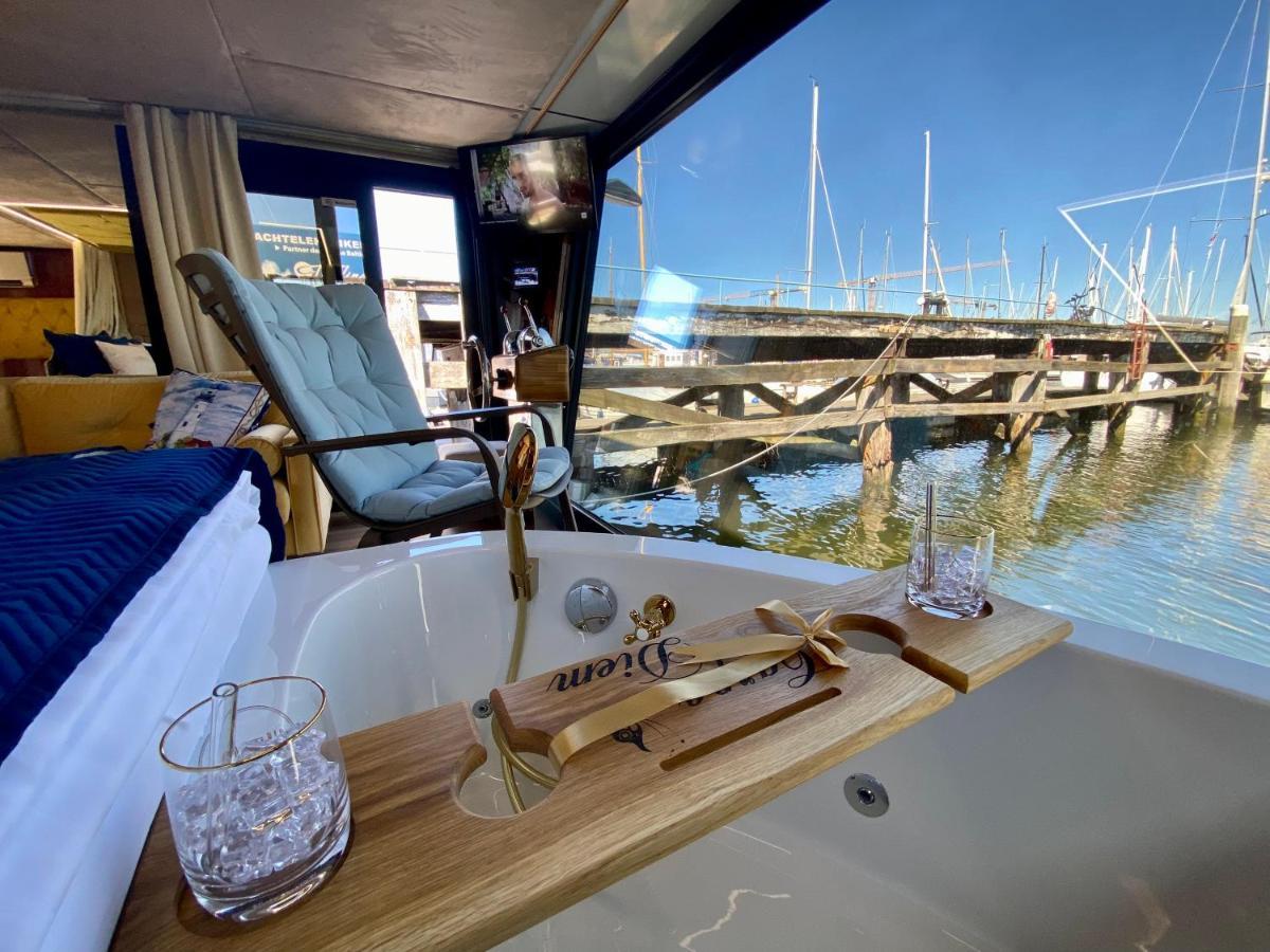 Отель Hausboot Mit Traumlage In Luebeck-Travemuende Экстерьер фото