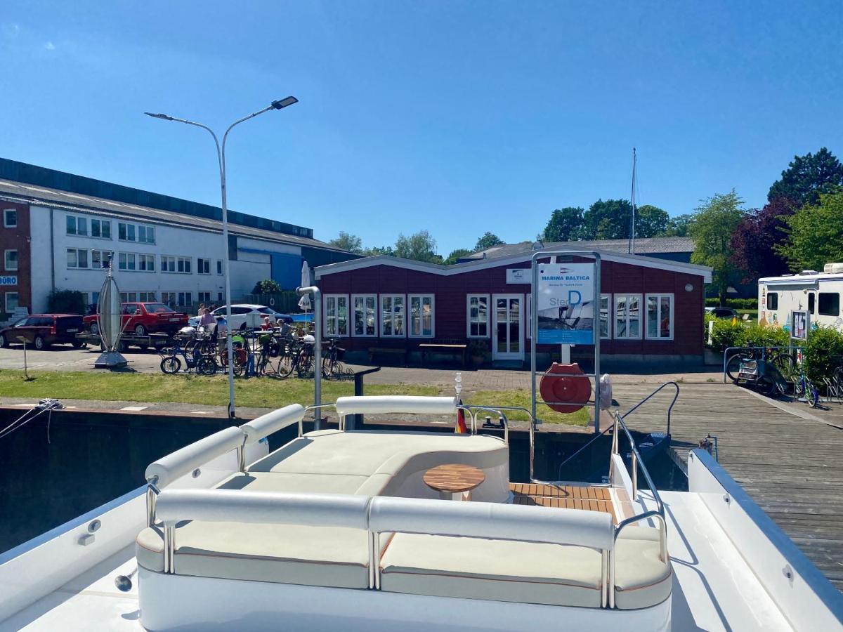 Отель Hausboot Mit Traumlage In Luebeck-Travemuende Экстерьер фото